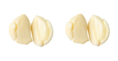 Üst görünüm soyulmuş sarımsak karanfilleri iki yığın halinde beyaz arkaplanda kırpma yolu ile izole edilir.