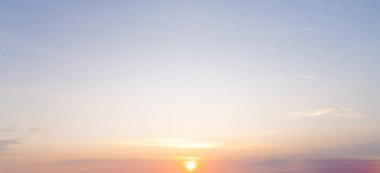 Güzel bir sabah ya da akşam mavi ve turuncu gökyüzü bulutlu günbatımları ya da günbatımları doğal karasal doku olarak kullanılan denizde çekilirken