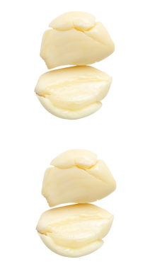 Üst görünüm soyulmuş sarımsak karanfilleri iki yığın halinde png dosya biçiminde kırpma yolu ile izole edilir.