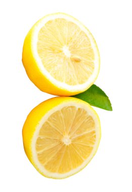 Sarı limon meyveleri iki parçaya bölünür ya da yığın içinde yeşil yaprak olan parçalar kesme yolu ile beyaz arka planda izole edilir.