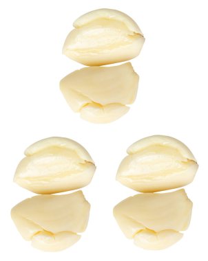 Üst görünüm soyulmuş sarımsak karanfilleri üç yığın halinde beyaz arka planda kırpma yolu ile izole edilir.