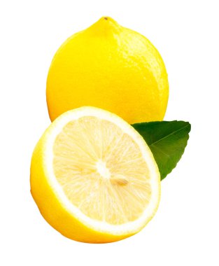 Yarım ve yeşil yapraklı sarı limon meyvesi kesme yolu ile beyaz arka planda izole edilir.