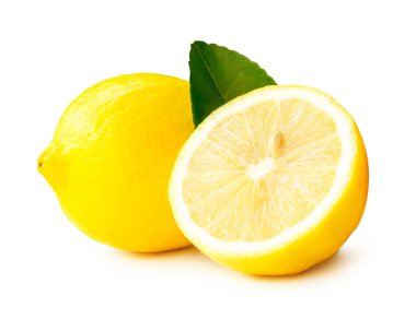Yarım ve yeşil yapraklı sarı limon meyvesi kesme yolu ile beyaz arka planda izole edilir.