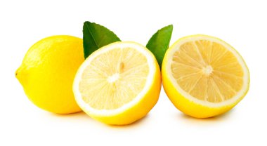 Sarı limon meyvesinin önü ve yan görünüşü iki yarım ve yeşil yapraklı yığın beyaz arka planda kırpma yolu ile izole edilmiştir..