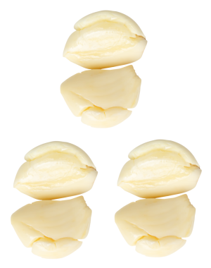 Üst görünüm soyulmuş sarımsak karanfilleri üç yığın halinde png dosya biçiminde kırpma yolu ile izole edilir.