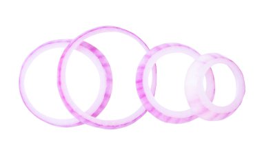 Taze kırmızı ya da mor soğan halkalarının ya da yığın halinde dilimlerin üst görünümü kırpma yolu ile beyaz arkaplanda izole edilir..