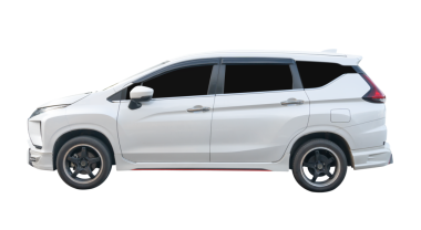 Beyaz orta boy spor hatchback araba veya aile arabası yan görünümü png dosya biçiminde kırpma yolu ile izole edilmiştir.