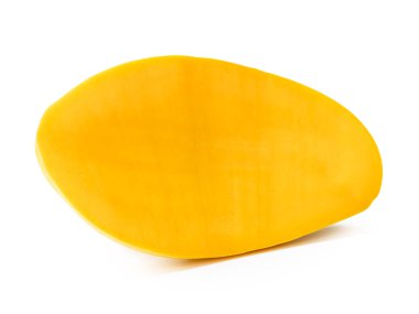 Tek olgun sarı mango yarısı beyaz arka planda kırpma yolu ile izole edilir..