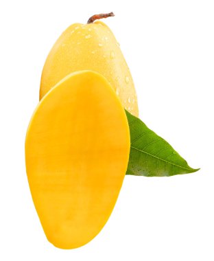 Yarım ve yeşil yapraklı tek olgun sarı mango meyvesi kesme yolu ile beyaz arka planda izole edilir..