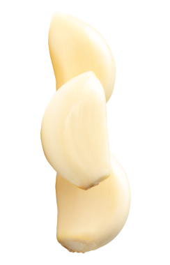 Soyulmuş sarımsak karanfillerinin ya da yığın içindeki parçaların yan görünümü png dosya biçiminde kırpma yolu ile izole edilmiştir.