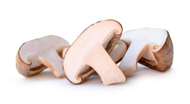 Shiitake mantarının yarıya bölünmüş ön görüntüsü kırpma yolu ile beyaz arkaplanda izole edilmiştir..