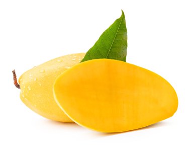 Yarım ve yeşil yapraklı tek olgun sarı mango meyvesi kesme yolu ile beyaz arka planda izole edilir..