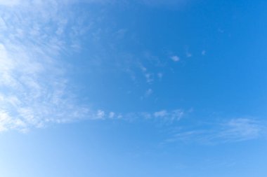 Güzel mavi gökyüzünün düşük açılı görüntüsü sabah veya akşam ince beyaz bulutların garip şekli dekoratif sanat çalışmalarında doğal arka plan dokusu olarak kullanılır..