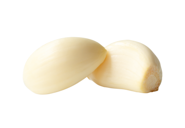 Soyulmuş sarımsak karanfillerinin ya da yığın içindeki parçaların yan görünümü png dosya biçiminde kırpma yolu ile izole edilmiştir.