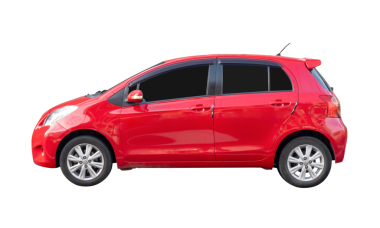 Mini veya küçük kırmızı spor hatchback arabasının yan görünümü png dosya biçiminde kırpma yolu ile izole edilmiştir.