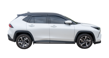 Mini veya küçük beyaz SUV spor arabasının yan görünümü png dosya biçiminde kırpma yolu ile izole edilmiştir.