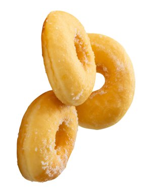 Yığındaki kahverengi şekerli tarçınlı çöreklerin yan görünümü kırpma yolu ile beyaz arkaplanda izole edilmiştir..