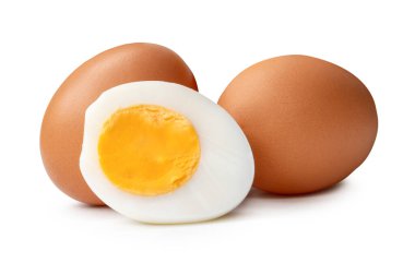 Çiğ kahverengi tavuk yumurtalarının önü ve yumurta sarısı ile pişirilmiş veya haşlanmış tavuk yumurtalarının yarısı beyaz arka planda kırpma yolu ile izole edilmiştir..