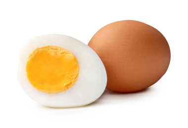 Çiğ kahverengi tavuk yumurtalarının önü ve yumurta sarısı ile pişirilmiş veya haşlanmış tavuk yumurtalarının yarısı beyaz arka planda kırpma yolu ile izole edilmiştir..
