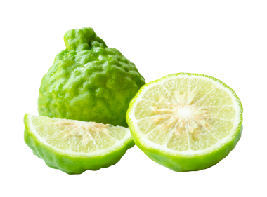 Taze yeşil bergamot meyvesi ya da kaffir limonu yarım dilimli ya da dörtte birlik yığın halinde png biçiminde kırpma yolu ile izole edilir.