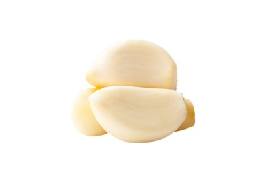 Soyulmuş sarımsak karanfillerinin ya da yığın içindeki parçaların yan görünümü kırpma yolu ile beyaz arkaplanda izole edilmiştir.