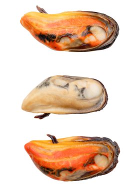 Kırmızı ve krema etli üç pişmiş yeşil midye seti beyaz arka planda kırpma yolu ile izole edilir.