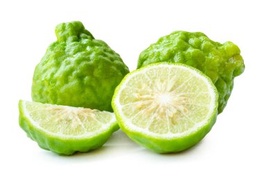 Taze yeşil bergamot meyveleri veya yarım dilimli kaffir limonu beyaz arka planda kırpma yolu ile izole edilir..