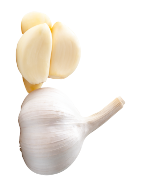 Soyulmuş sarımsak karanfil ya da yığın halinde parçalanmış taze sarımsak soğanları yan görünümü png dosya biçiminde kırpma yolu ile izole edilir.