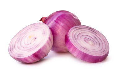 Taze kırmızı ya da mor soğanın yarısı ve daire şeklinde dilimlenmiş kenar görünümü kesme yolu ile beyaz arkaplanda izole edilir..