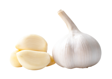 Soyulmuş sarımsak karanfil ya da yığın halinde parçalanmış taze sarımsak soğanları yan görünümü png dosya biçiminde kırpma yolu ile izole edilir.