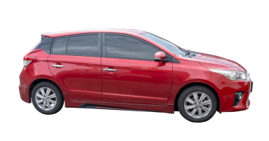 Mini veya küçük kırmızı spor hatchback arabasının yan görünümü png dosya biçiminde kırpma yolu ile izole edilmiştir.