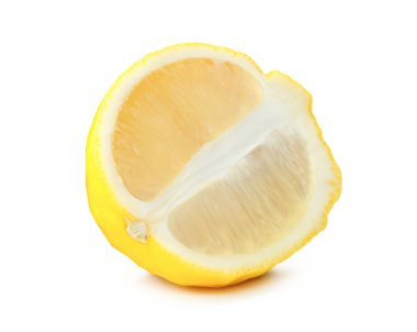 Olgun sarı limon meyvesi ya da bir elips ya da oval yarım kesme yolu ile beyaz arka planda izole edilir.