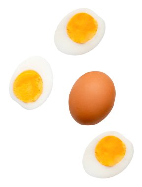 Çiğ kahverengi tavuk yumurtası seti ve yumurta sarısı ile pişirilmiş ya da haşlanmış tavuk yumurtaları beyaz arka planda kırpma yolu ile izole edilir..