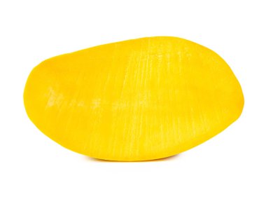 Olgun sarı mango meyvesinin yarısı kesme yolu ile beyaz arka planda izole edilir..