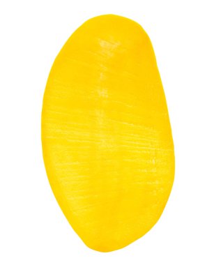Olgun sarı mango meyvesinin yarısı kesme yolu ile beyaz arka planda izole edilir..