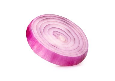 Çember şeklinde dilimlenmiş taze kırmızı ya da mor soğan ampulünün yan görünümü kırpma yolu ile beyaz arkaplanda izole edilmiştir..