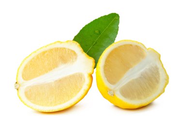Olgun sarı limon meyvesi veya iki elips veya yeşil yapraklı oval yarımlar beyaz arka planda kırpma yolu ile izole edilir.