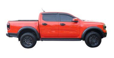 Kırmızı veya koyu pembe pikap kamyonetin yan görüntüsü kırpma yolu ile beyaz arkaplanda izole edilmiştir..