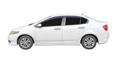 Beyaz spor sedan aracın yan görünümü png dosya biçiminde kırpma yolu ile izole edilmiştir.
