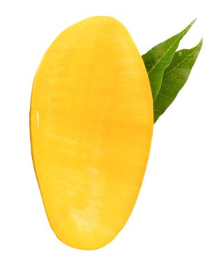 Yeşil yapraklı olgun sarı mango meyvesinin yarısı kesme yolu ile beyaz arka planda izole edilmiştir..