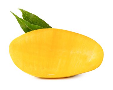 Yeşil yapraklı olgun sarı mango meyvesinin yarısı kesme yolu ile beyaz arka planda izole edilmiştir..