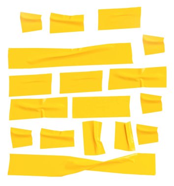 Kırışık ya da buruşuk sarı yapıştırıcı bant ya da şerit şeklinde kumaş bantların üst görünümü kırpma yolu ile beyaz arkaplanda izole edilmiştir..