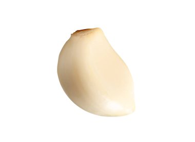 Kabuğu soyulmuş beyaz sarımsak karanfilinin üst görünümü kırpma yolu ile beyaz arkaplanda izole edilir