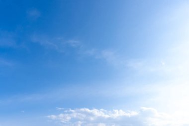 Düşük açı açısı ve güzel mavi gökyüzünün tam çerçevesi sabah veya öğleden sonra beyaz kabarık bulutlar ile güneşli bir günde dekoratif sanat eserlerinde doğal arka plan dokusu olarak kullanılır..