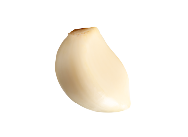 Kabuğu soyulmuş beyaz sarımsak karanfilinin üst görünümü png dosya biçiminde kırpma yolu ile izole edilir.