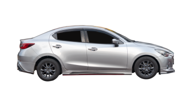 Gümüş spor sedan aracın yan görünümü png dosya biçiminde kırpma yolu ile izole edilmiştir.