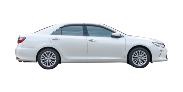 Beyaz spor sedan aracın yan görünümü png dosya biçiminde kırpma yolu ile izole edilmiştir.