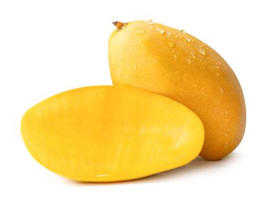 Yarım ve su damlacıkları ile tek olgun sarı mango meyveleri kesme yolu ile beyaz arka planda izole edilir.