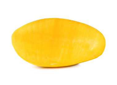 Tek olgun sarı mango meyvesi ikiye bölünmüş beyaz arka planda kırpma yolu ile izole edilmiştir..