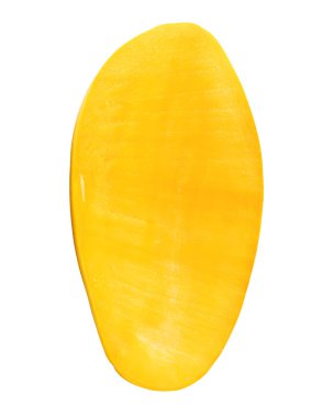 Tek olgun sarı mango meyvesi ikiye bölünür veya kesme yolu ile beyaz arka planda izole edilir.